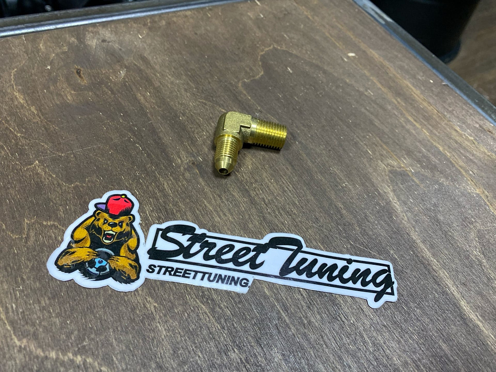 картинка Фитинг-штуцер 90 гр папа AN4 - 1/8 npt латунь от магазина  StreetTuning