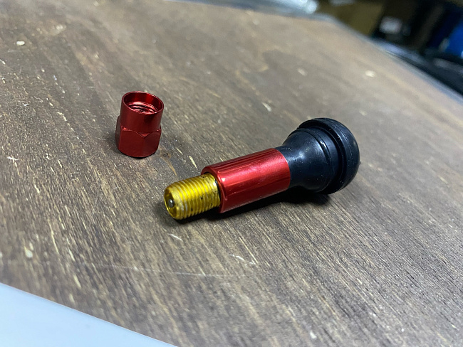 картинка Ниппель (вентиль) для колес, цвет красный TR414RD магазин  StreetTuning 