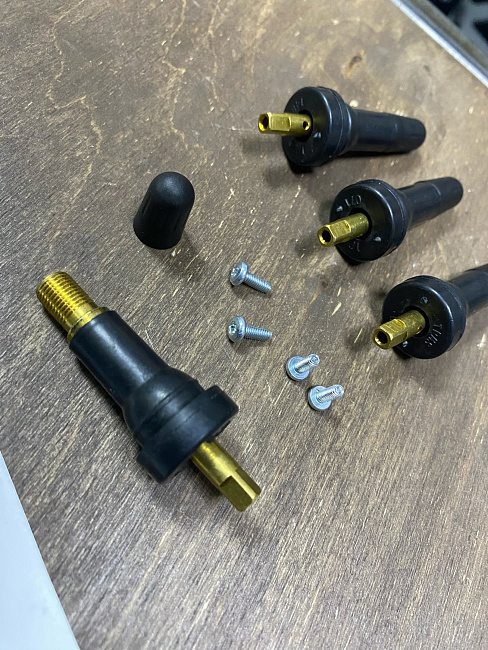 картинка Ниппели (вентили) под датчик, разборные TPMS-20, черные, 4 шт магазин  StreetTuning 