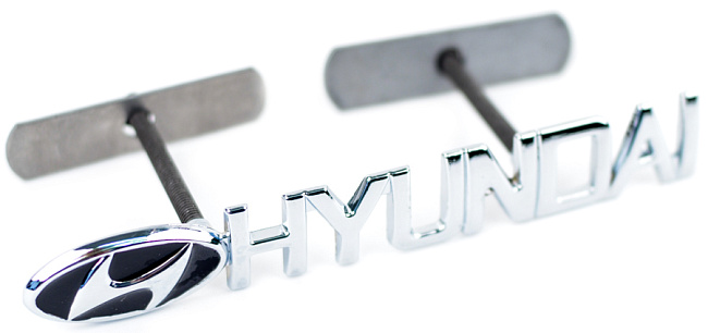 картинка Шильдик в решетку радиатора с логотипом "Hyundai" магазин  StreetTuning 