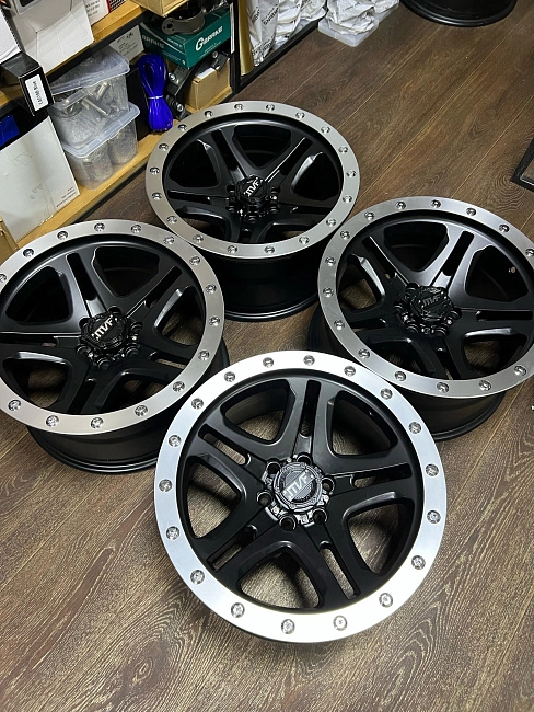 картинка Новые диски MVF R17 J8.5 et10 6x114,3, черные с серебристым кантом. магазин  StreetTuning 