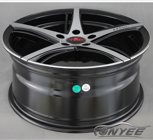 картинка Новые диски Ezhart R18 5x114,3 ET35 J8 черный мат + серебро магазин  StreetTuning 