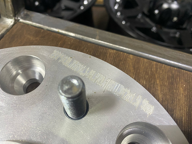 картинка Проставка переходная 25 мм 5x139.7-5x114.3, ЦО 98.5-60.1 шпилька 12x1.5 магазин  StreetTuning 