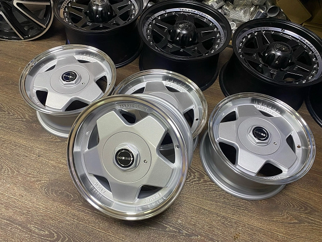 картинка Диски Borbet A R14 4х100/114,3 ET20 J6,5 серебро + полированная полка магазин  StreetTuning 