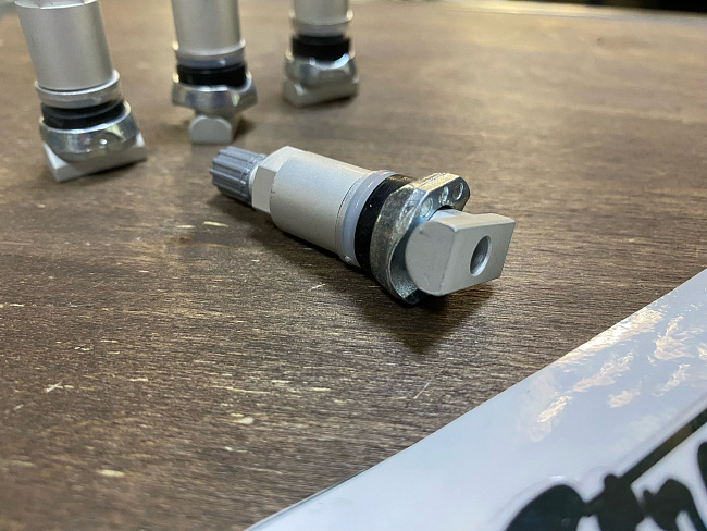 картинка Ниппели (вентили) под датчик, разборные TPMS-13, серые, 4 шт магазин  StreetTuning 