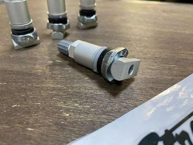 картинка Ниппели (вентили) под датчик, разборные TPMS-13, серые, 4 шт магазин  StreetTuning 