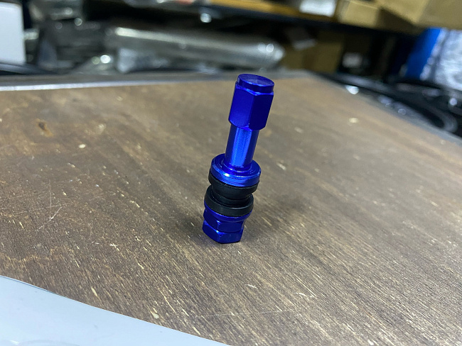 картинка Ниппель (вентиль) для бескамерной шины разборный,синий, H-51 мм магазин  StreetTuning 